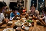 Gia đình giữ nếp cơm chung dù mỗi người mỗi giờ giấc khác nhau