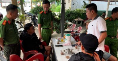 20 cán bộ vào một quán cà phê, lộ đường dây cá độ World Cup