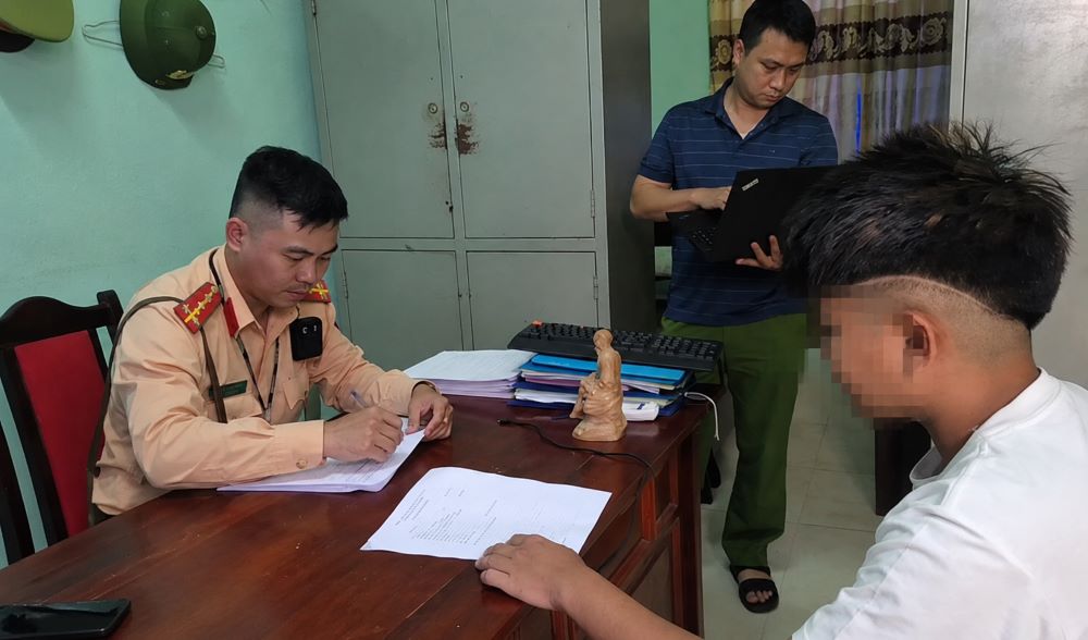 Từ video người dân cung cấp, CSGT Thanh Hóa xử lý hàng loạt vi phạm giao thông. Cập nhật diễn biến mới nhất.