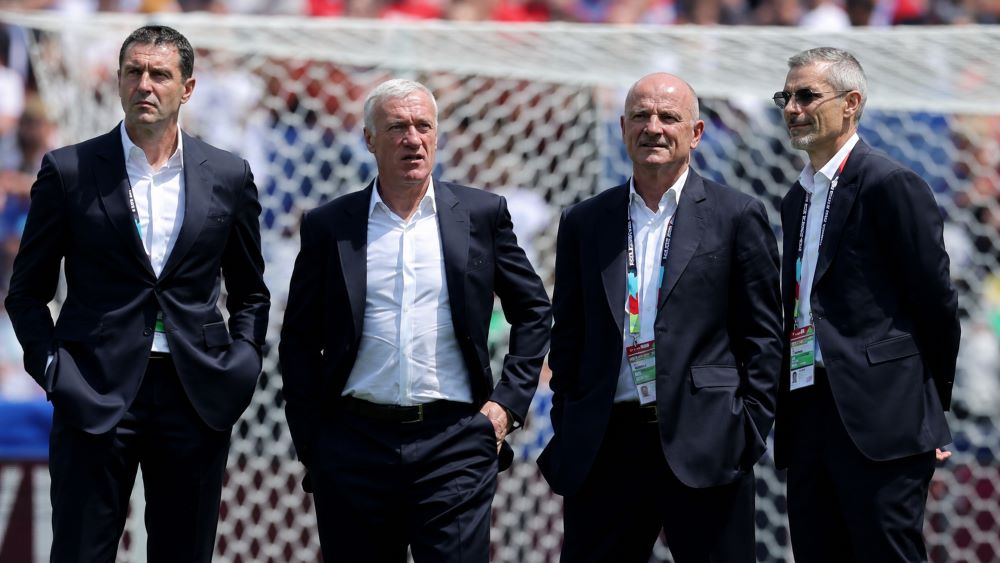 HLV Deschamps cùng ban huấn luyện đội tuyển Pháp hướng tới kỷ lục World Cup nếu bảo vệ thành công chức vô địch.