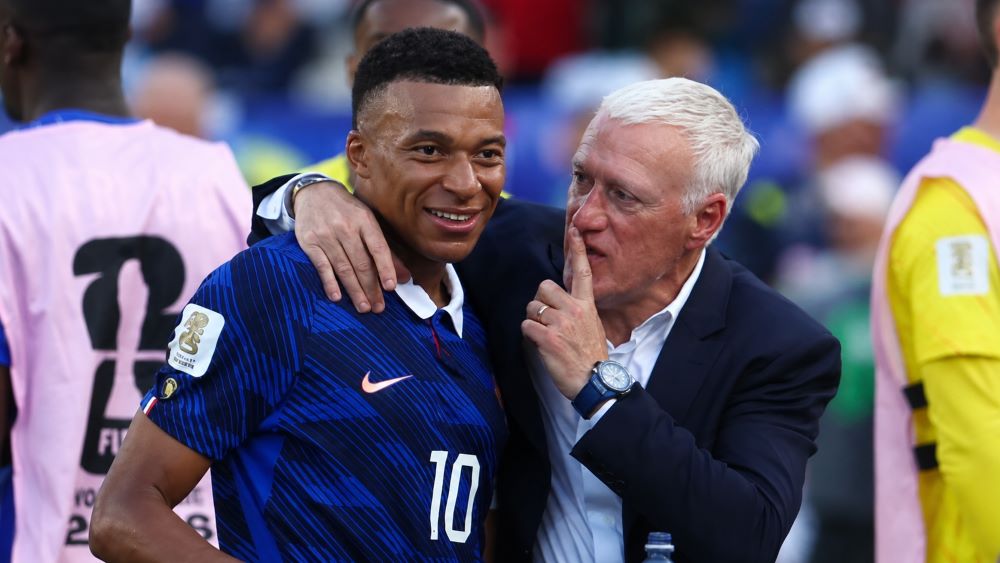HLV Deschamps đứng trước cơ hội đi vào lịch sử World Cup nếu tuyển Pháp bảo vệ ngôi vô địch, cùng mối quan hệ đặc biệt với Mbappe.