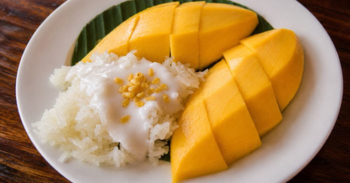 Giá xôi xoài tại Việt Nam tăng cao, món tráng miệng Thái Lan gây chú ý với mức giá 80.000 đồng cho khẩu phần nhỏ.