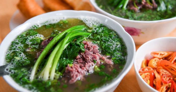 Phở Hà Nội – tinh hoa ẩm thực vỉa hè Việt, từ món ăn dân dã đến biểu tượng ẩm thực hút khách, góp phần tạo nguồn thu lớn.