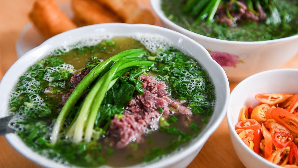 Phở Hà Nội – tinh hoa ẩm thực vỉa hè Việt, từ món ăn dân dã đến biểu tượng ẩm thực hút khách, góp phần tạo nguồn thu lớn.