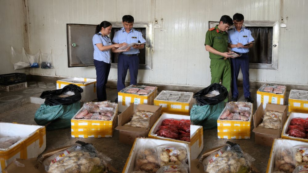 Phát hiện hơn 1.000 sản phẩm thực phẩm không rõ nguồn gốc tại Thanh Hóa, lực lượng chức năng tạm giữ để xác minh, xử lý