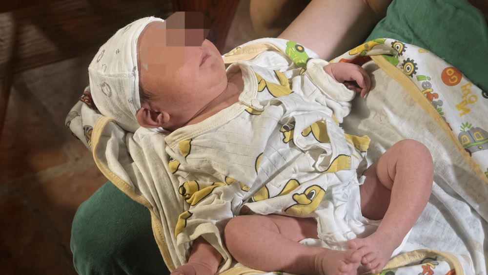 Bé gái sơ sinh bị bỏ rơi bên lề đường kèm mảnh giấy nhờ nuôi giúp, gây xót xa dư luận và thu hút sự quan tâm cộng đồng.