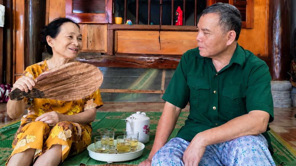 Từ căn lều giữa rừng, người cha nghèo nuôi 7 con gái học đại học: câu chuyện vượt khó đầy cảm hứng.