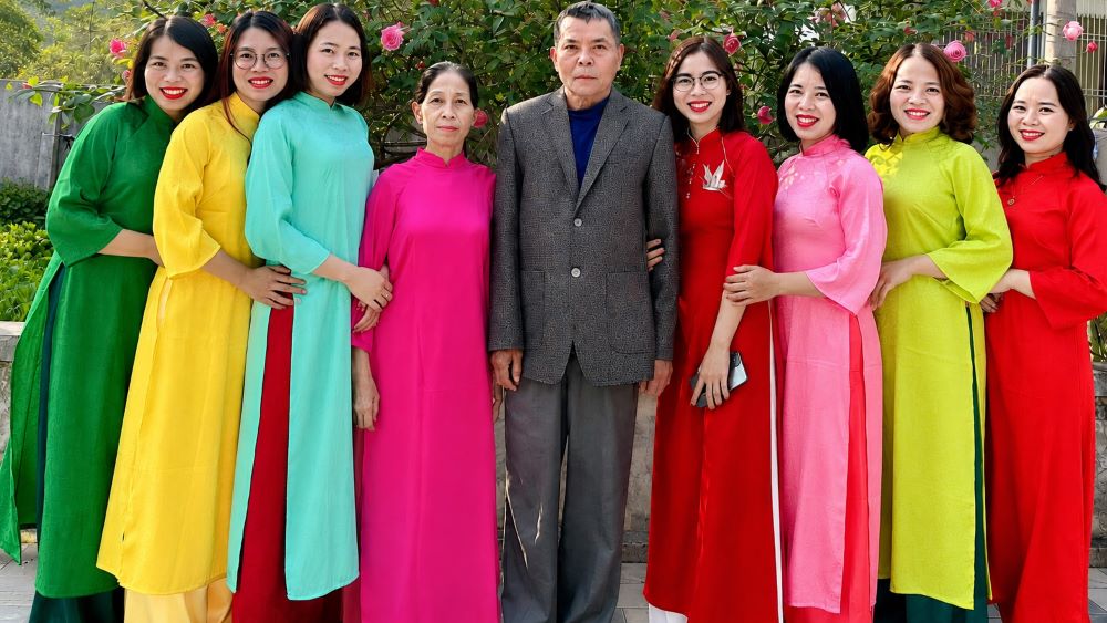 Cha nghèo nuôi 7 con gái thành cử nhân giữa rừng sâu: câu chuyện vượt khó, hiếu học gây xúc động.