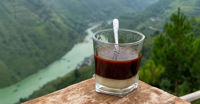 Uống cà phê khi chưa ăn sáng có thể hại đường ruột, gây kích ứng dạ dày. Chuyên gia cảnh báo thói quen buổi sáng cần tránh.