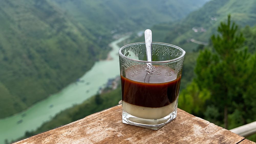 Uống cà phê khi chưa ăn sáng có thể hại đường ruột, gây kích ứng dạ dày. Chuyên gia cảnh báo thói quen buổi sáng cần tránh.