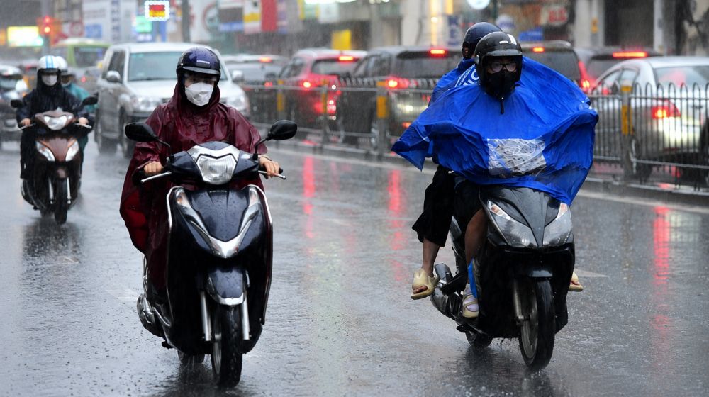 Thời tiết hôm nay 8-7: Trung Bộ nắng nóng trở lại, Bắc Bộ và Nam Bộ chiều tối có nơi mưa to. Xem dự báo mới nhất.