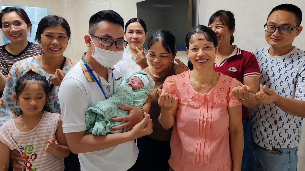 Tiếng khóc phá vỡ định mệnh, câu chuyện xúc động về em bé chào đời mang lại hy vọng và hạnh phúc cho gia đình.