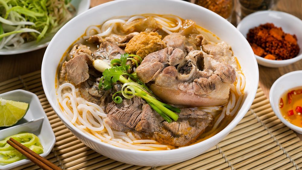 Bún bò Huế – đặc sản nổi tiếng Cố đô, điểm nhấn tại chương trình Huế - Kinh đô ẩm thực 2026, thu hút du khách trải nghiệm.