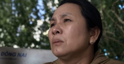 Đưa hai con đi khám, vợ chồng trẻ cùng hai con nhỏ mãi không trở về
