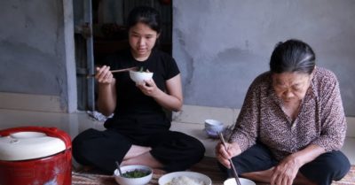 Nữ sinh mồ côi cha lớn lên trong chùa đỗ tốt nghiệp điểm cao