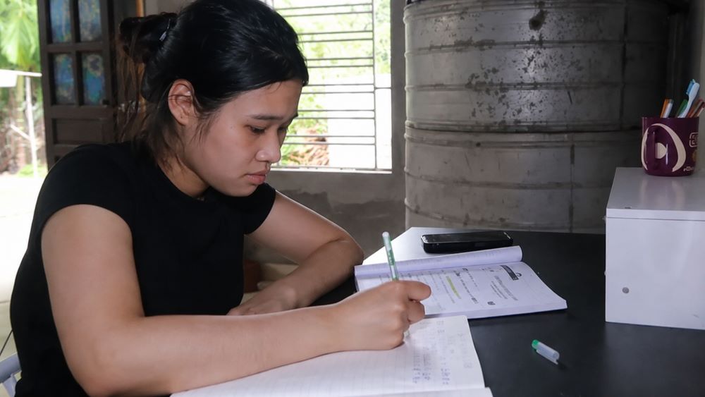 Cô gái mồ côi cha miệt mài học tập trong chùa nhưng thiếu điều kiện theo đại học, câu chuyện nghị lực khiến nhiều người xúc động.