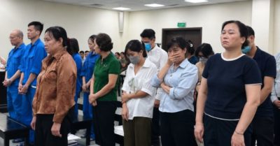Cán bộ thẩm định phòng khám nhận tiền, nói đó là quà cảm ơn