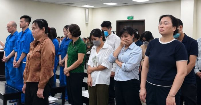 Cán bộ thẩm định phòng khám nhận tiền, nói đó là quà cảm ơn