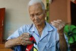 Cụ ông 106 tuổi ở Nghĩa Mai vẫn tự khâu vá và không có bạn để chơi