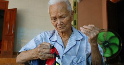 Cụ ông 106 tuổi ở Nghĩa Mai vẫn tự khâu vá và không có bạn để chơi