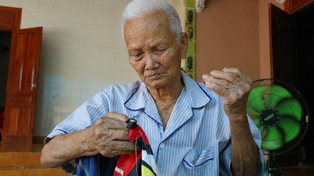 Cụ ông 106 tuổi ở Nghệ An vẫn tự may vá thành thạo, minh mẫn nhưng luôn trăn trở vì không còn nhiều bạn già để trò chuyện.