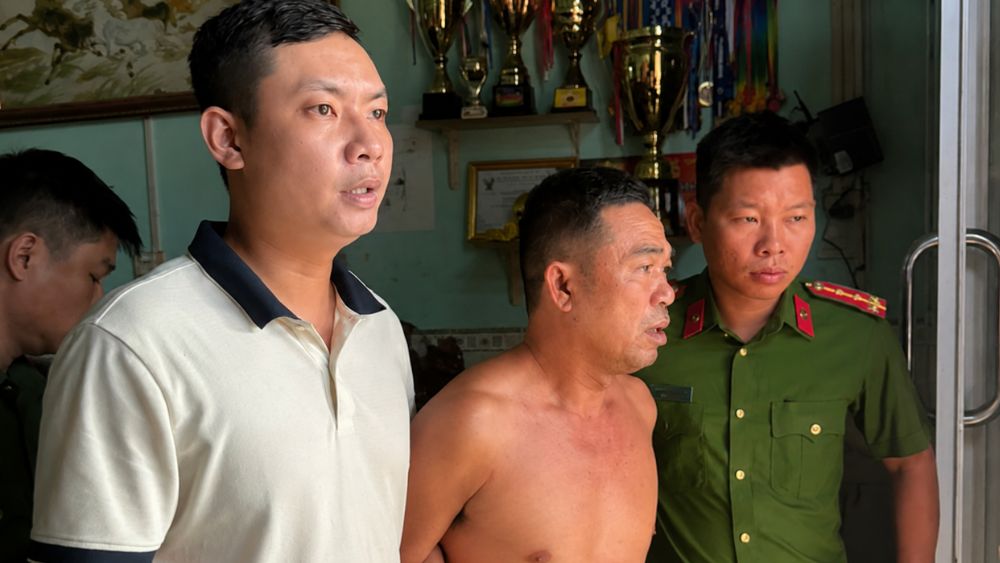 Bắt Phạm Ngọc Từ liên quan đường dây cá độ bóng đá giao dịch khoảng 195 tỷ đồng, công an khám xét nhiều địa điểm để mở rộng điều tra.
