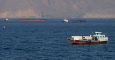 Iran đóng cửa eo biển Hormuz sau phát súng cảnh cáo tàu đi sai luồng
