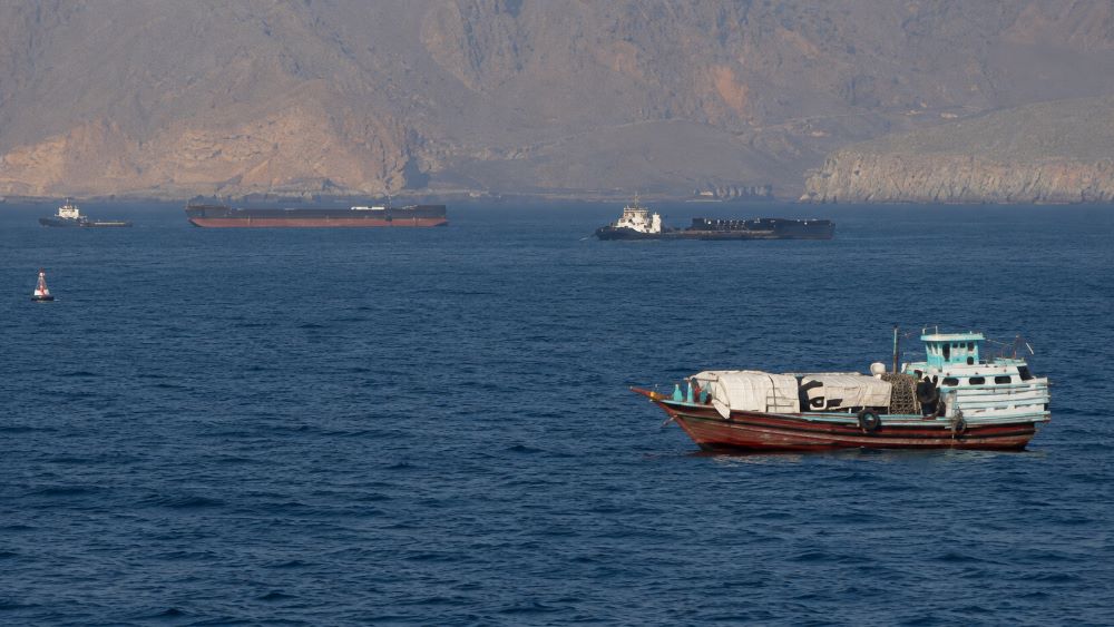 Iran đóng cửa eo biển Hormuz, bắn cảnh cáo tàu đi sai luồng, làm dấy lên lo ngại về an ninh hàng hải tại tuyến vận tải chiến lược.