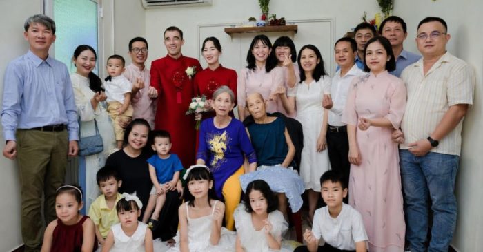 Vợ chồng nghèo nhất xóm núi nuôi 8 con thành thạc sĩ, tiến sĩ bằng nghị lực và sự hi sinh, truyền cảm hứng về giáo dục.