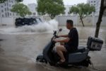 Lũ dữ nhấn chìm phố, nước cuốn trôi xe hơi ở Trung Quốc