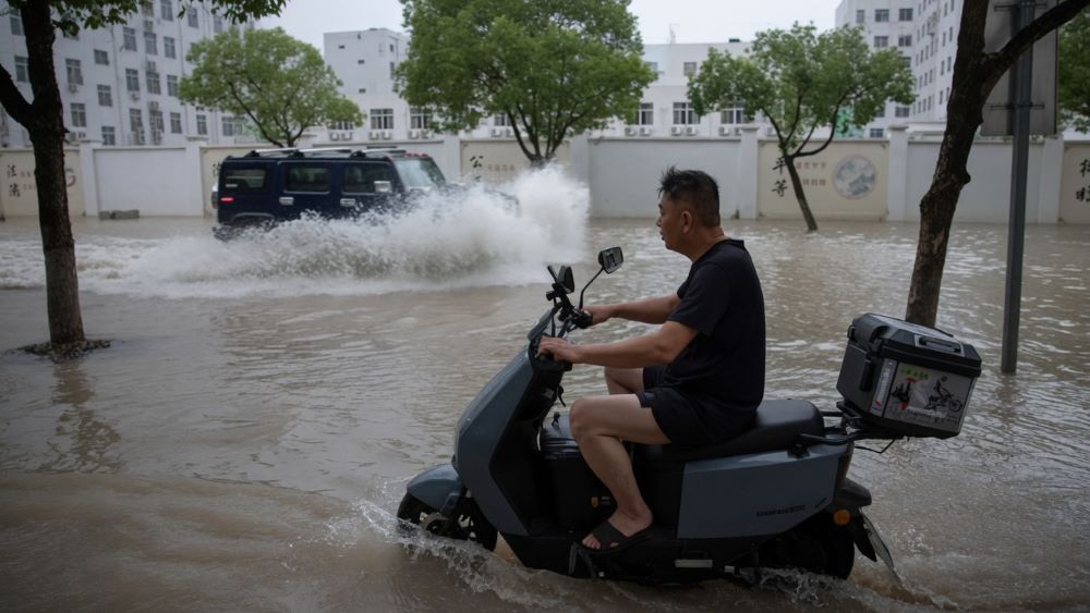 Bão Bavi gây ngập lụt nghiêm trọng tại Chiết Giang, Trung Quốc, cuốn trôi ô tô và làm gián đoạn giao thông trên diện rộng.