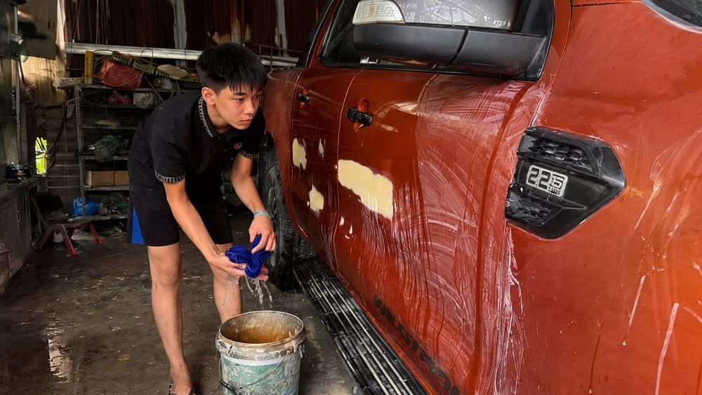 Cậu bé mồ côi 13 tuổi đi làm hè tại gara ô tô để dành tiền mua bảo hiểm y tế, nghị lực vượt khó khiến nhiều người xúc động.