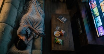 Bật tivi khi ngủ làm hại tim mạch như thế nào