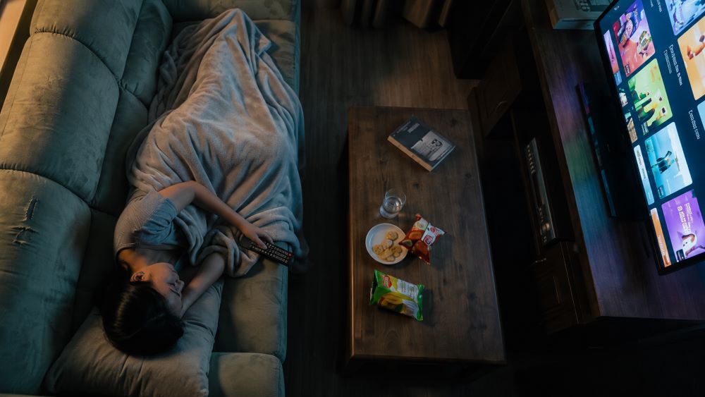 Ngủ khi tivi còn bật có thể làm giảm chất lượng giấc ngủ và ảnh hưởng sức khỏe. Tìm hiểu nguyên nhân và cách hạn chế.