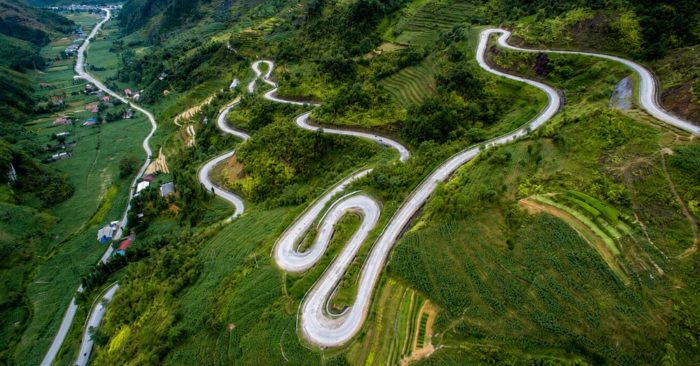 Khám phá đường lên Cao nguyên đá Đồng Văn, điểm nhấn của thiên đường xám Hà Giang góp phần thu hút du lịch và tạo nguồn thu lớn.