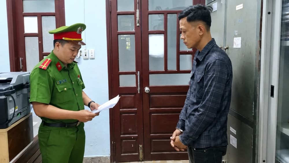 Công an điều tra vụ nhân viên giao gas bị cáo buộc chiếm đoạt hơn 99 triệu đồng tiền hàng, khởi tố và bắt tạm giam để phục vụ điều tra.