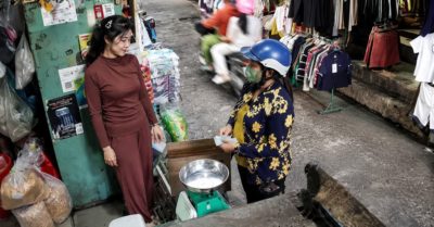 Người phụ nữ mang 500.000 đồng trả nợ cũ, chủ nợ đã mất 2 năm trước