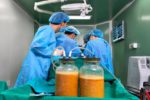 Gần 5 lít dịch và chất lạ lấy ra sau 20 năm tiêm “mỡ nhân tạo” tại Trung Quốc
