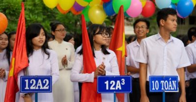 Đồng phục học sinh thay mẫu mỗi năm, phụ huynh gánh chi phí quá lớn