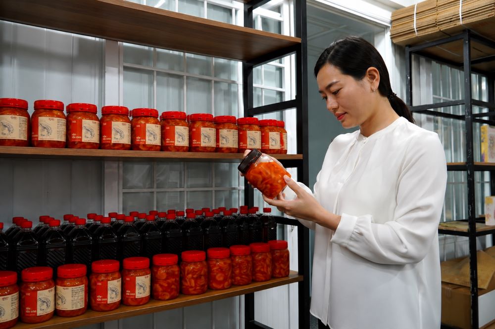 Cô gái bán cua online đưa đặc sản Cà Mau sang Mỹ, mở rộng thị trường bằng kinh doanh trực tuyến và sản phẩm địa phương chất lượng.