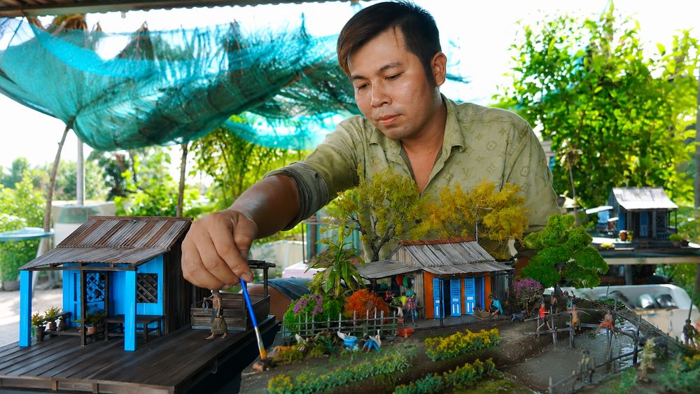 Mô hình nhà miền Tây thu nhỏ được chế tác tỉ mỉ, góp phần lưu giữ nét đẹp kiến trúc sông nước và thu hút nhiều khách đặt hàng.