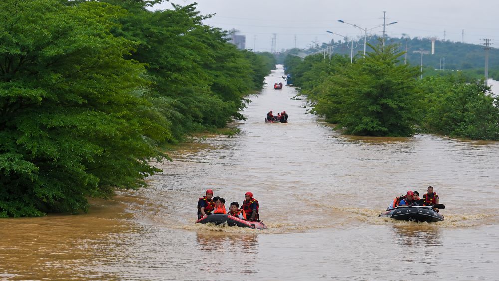 Mưa lũ tại TP.Quý Cảng, Quảng Tây (Trung Quốc) gây ngập diện rộng, lực lượng cứu hộ dùng xuồng tiếp cận người dân.
