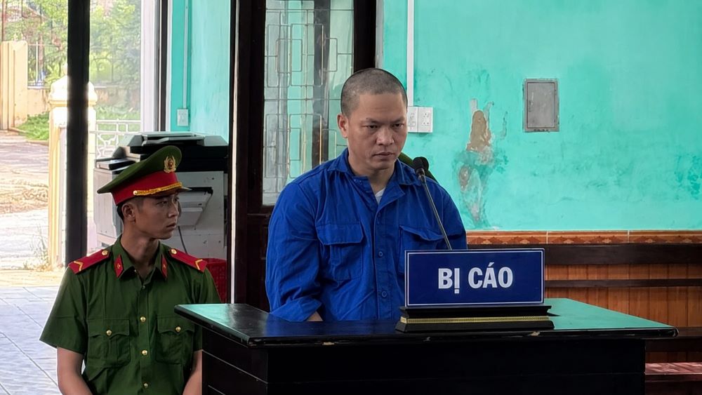 Kẻ bẻ gãy ngai vua triều Nguyễn bị tuyên phạt 3,5 năm tù. Diễn biến phiên tòa và mức án thu hút sự quan tâm.