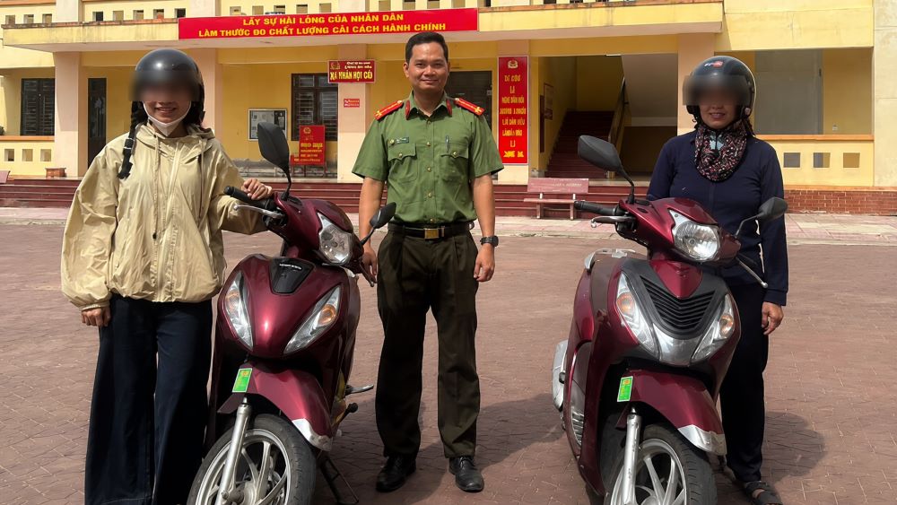 Hai phụ nữ đi nhầm xe máy của nhau suốt 24 giờ trước khi được công an hỗ trợ tìm lại đúng phương tiện. Xem diễn biến vụ việc.