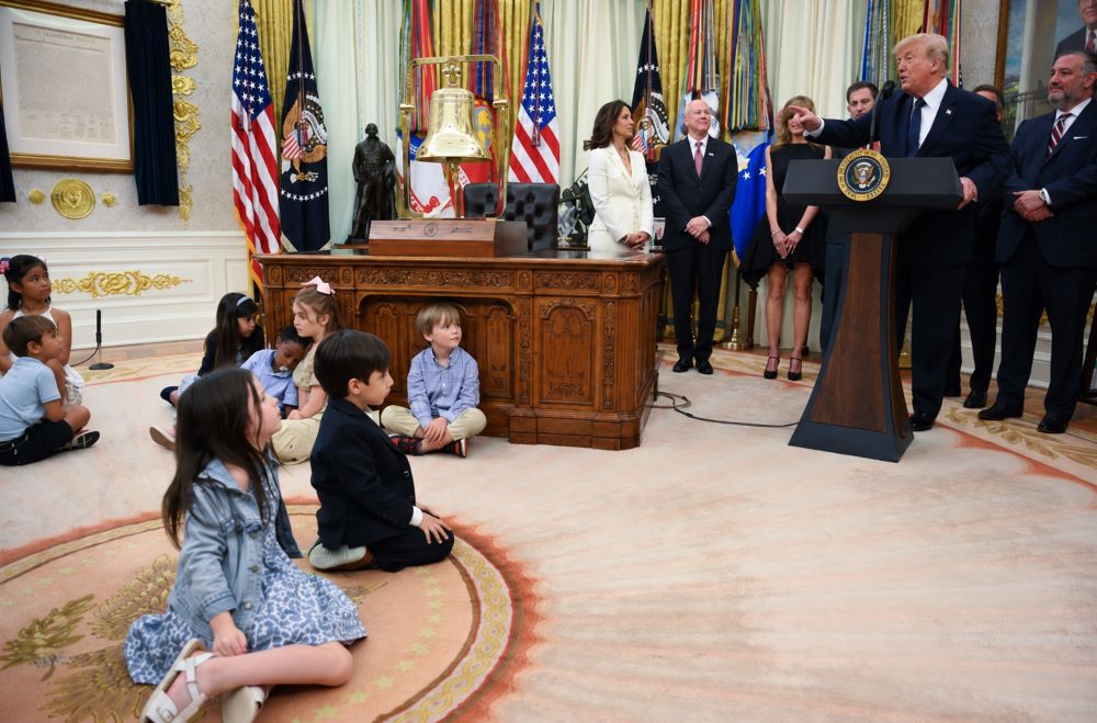 Ông Trump công bố chương trình cấp 1.000 USD cho mỗi trẻ sơ sinh Mỹ để đầu tư chứng khoán, mở ra sáng kiến tài chính mới.