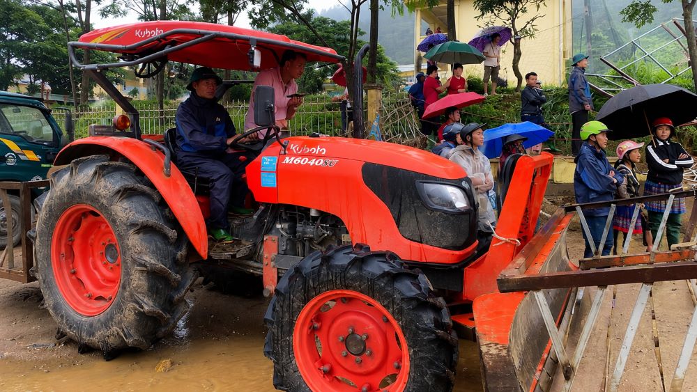 Câu chuyện người lái máy cày nghĩa hiệp hỗ trợ vùng lũ quét, góp sức giúp người dân sớm ổn định cuộc sống, lan tỏa tinh thần sẻ chia.