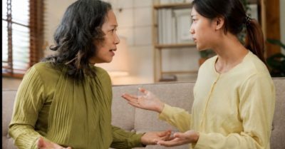 Thuê người phụ giúp con nhỏ, con dâu bị mẹ chồng trách sướng quá
