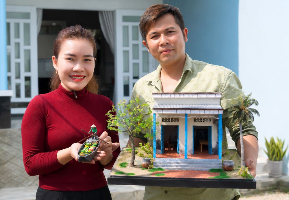 Vợ chồng anh Trường phát triển nghề làm mô hình nhà miền Tây thủ công, vừa tạo thu nhập vừa gìn giữ ký ức quê hương qua từng sản phẩm.