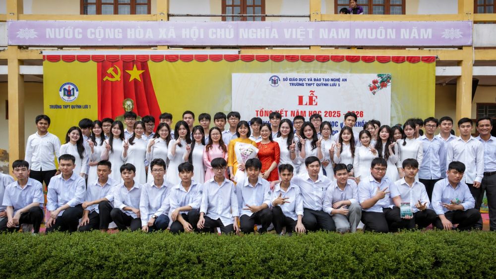 Lớp 12A1 Trường THPT Quỳnh Lưu 1 có cả thủ khoa và á khoa khối A00 tỉnh Nghệ An, gây ấn tượng với thành tích học tập nổi bật