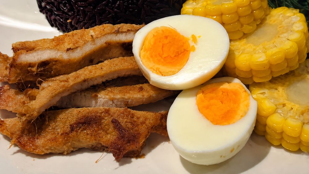 4 sai lầm ăn uống có thể khiến tóc rụng nhiều, từ thiếu protein đến giảm cân cấp tốc. Tìm hiểu để bảo vệ mái tóc khỏe mạnh